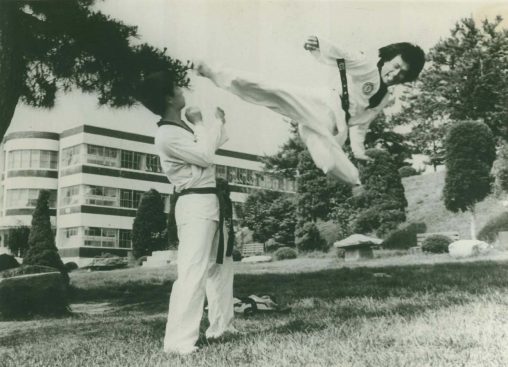 Black and white pic of Master Yoon kicking in Seoul Taekwon-Do Alan Dedman